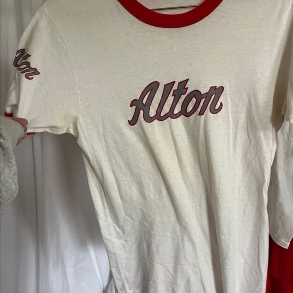 1980s Vintage Cream and Red Short Sleeve Tee